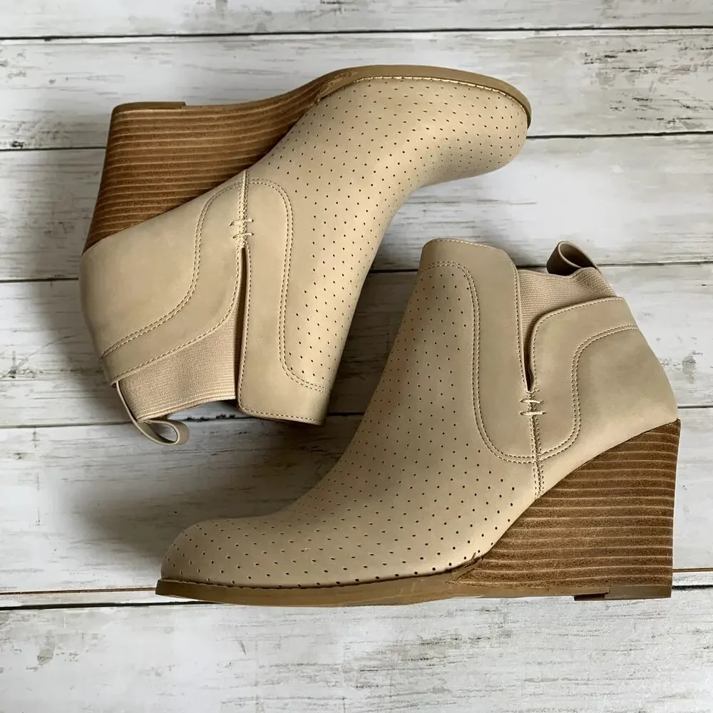 NWT DV by Dolce Vita‎ Gerdy Wedge Ankle Bootie in Beige